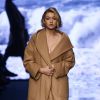 Gigi Hadid défile pour Max Mara (collection automne-hiver 2015) à Milan. Le 26 février 2015.
