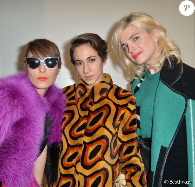 Noomi Rapace, Delfina Fendi Delettrez et Cecile Cassel assistent au défilé Fendi automne-hiver 2015-2016 à Milan. Le 26 février 2015.
