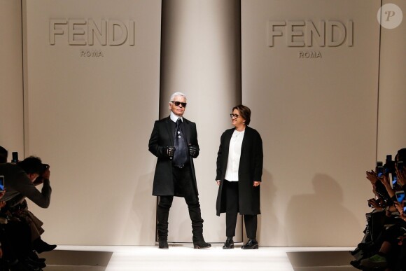 Karl Lagerfeld et Silvia Venturini Fendi saluent leurs invités à l'issue du défilé Fendi automne-hiver 2015-2016 à Milan. Le 26 février 2015.