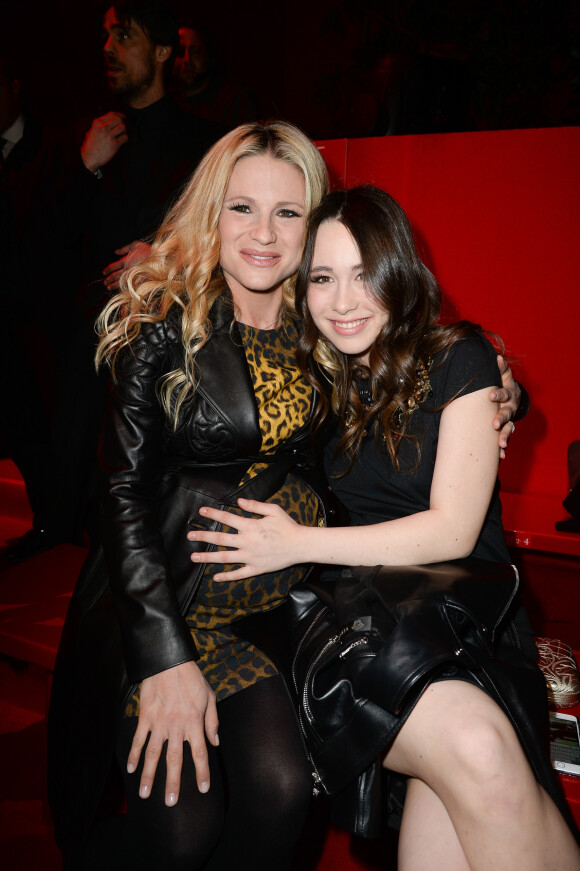 Michelle Hunziker (enceinte) et sa fille Aurora Ramazzotti assistent au défilé Versace automne-hiver 2015-2016 à Milan, le 27 février 2015.