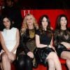 Leigh Lezark, Michelle Hunziker, sa fille Aurora Ramazzotti, Ilaria d'Amico et Alessia Marcuzzi assistent au défilé Versace automne-hiver 2015-2016 à Milan, le 27 février 2015.