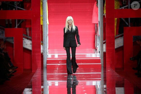 Donatella Versace lors du défilé Versace automne-hiver 2015-2016 à Milan, le 27 février 2015.