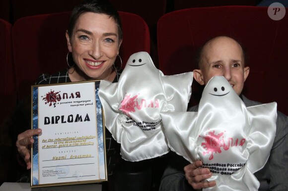 Naomi Grossman et Ben Woolf avec leurs prix (représentant un fantôme) lors de la cérémonie de remise des prix Kaplya des films d'horreur 2014 au Vegas Crocus City shopping à Moscou, le 2 février 2015.