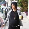 Exclusif - L'actrice Sara Gilbert, enceinte, et son épouse Linda Perry font du shopping à Los Angeles, le vendredi 20 février 2015.