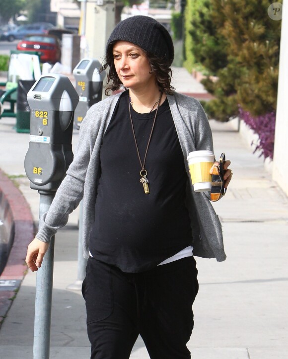 Exclusif - L'actrice Sara Gilbert, enceinte, et son épouse Linda Perry font du shopping à Los Angeles, le vendredi 20 février 2015.