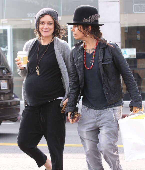 Exclusif - L'actrice Sara Gilbert, enceinte, et sa femme Linda Perry font du shopping à Los Angeles, le vendredi 20 février 2015.