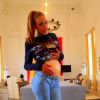 Vanessa Lawrens montre son faux ventre de femme enceinte. Elle a fait croire qu'elle était enceinte afin d'intégrer le casting de la Maison du bluff sur NRJ12.