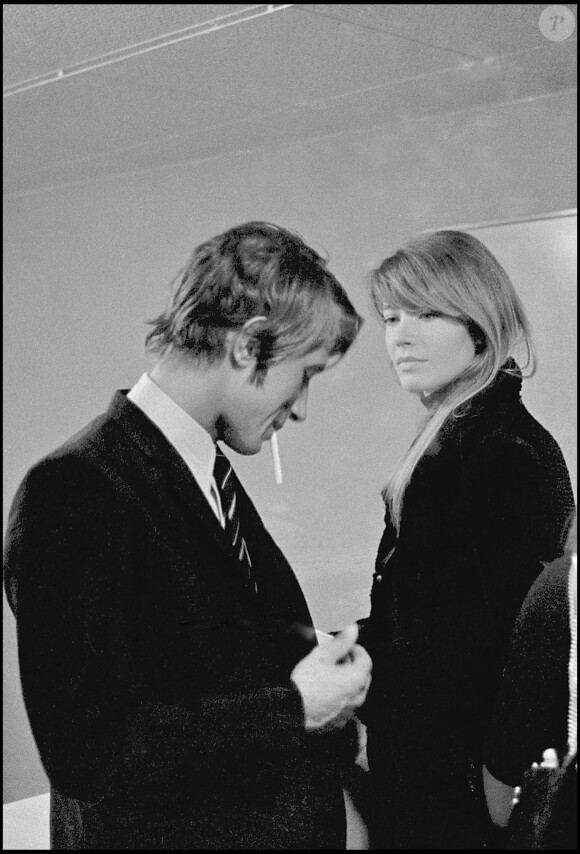 Jacques Dutronc et Françoise Hardy en duo sur le plateau d'une émission de télévision à Paris en 1967. 