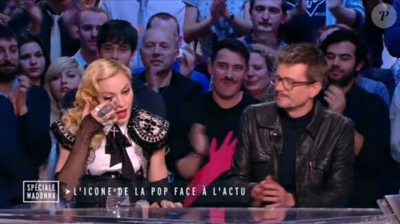 Madonna et Luz de "Charlie Hebdo" sur le plateau du Grand Journal de Canal+, le 2 mars 2015.