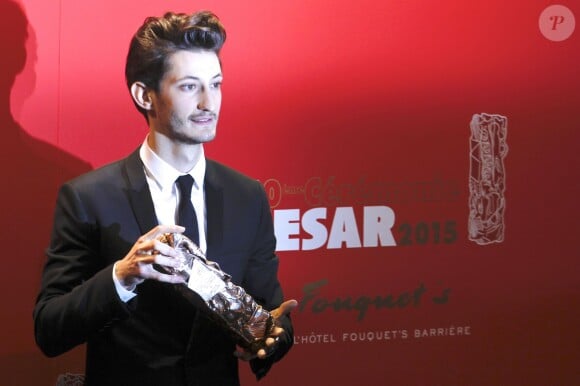 Pierre Niney (César du Meilleur acteur) - Photocall au Fouquet's lors de la 40e cérémonie des César à Paris, le 20 février 2015