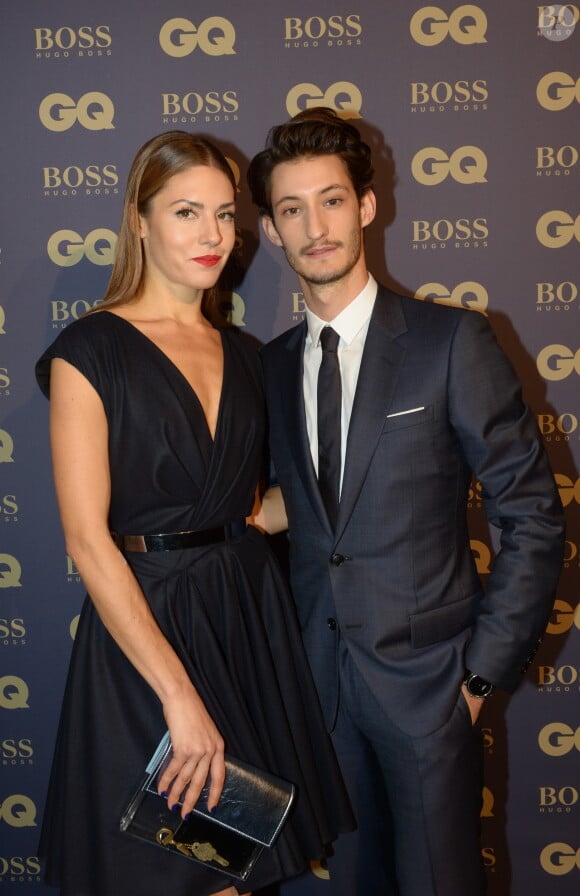 Pierre Niney et sa compagne Natasha Andrews lors de la soirée "L'homme de l'année GQ 2014" au Musée d'Orsay, à Paris le 19 novembre 2014.