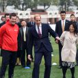  Le prince William montrant ses talents de footballeur au lycée de Nanyang, le 3 mars 2015 lors de sa visite officielle en Chine. 