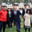  Le prince William montrant ses talents de footballeur au lycée de Nanyang, le 3 mars 2015 lors de sa visite officielle en Chine. 