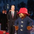 Le prince William avec l'ours Paddington lors de la première de la comédie britannique mettant l'ourson à l'honneur, à Shanghai en Chine le 3 mars 2015