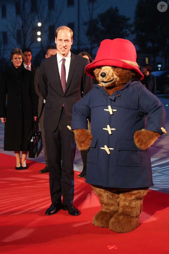 Le prince William avec l'ours Paddington lors de la première de la comédie britannique mettant l'ourson à l'honneur, à Shanghai en Chine le 3 mars 2015