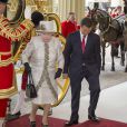  La reine Elizabeth II et le duc d'Edimbourg ont souhaité la bienvenue au président du Mexique Enrique Peña Nieto et son épouse Angelica Rivera le 3 mars 2015 à l'occasion d'une cérémonie protocolaire suivie d'un déjeuner à Buckingham, en entame de leur visite officielle de trois jours. 