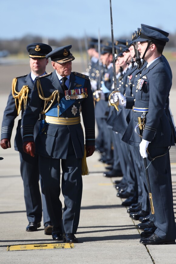 Le prince Philip, duc d'Edimbourg, présente un nouvel étendard au 32e escadron de la Royal Air Force à Northolt, le 2 mars 2015