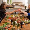 Tiffani Thiessen et sa copine Elizabeth Berkley se retrouvent sur le plateau de l'émission Dinner at Tiffani's. Le 2 mars 2015