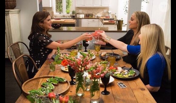 Tiffani Thiessen et sa copine Elizabeth Berkley se retrouvent sur le plateau de l'émission Dinner at Tiffani's. Le 2 mars 2015