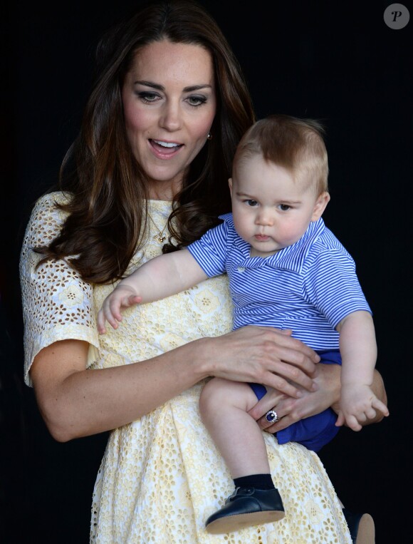 Kate Middleton avec son fils le prince George de Cambridge le 20 avril 2014 au zoo de Taronga, à Sydney.