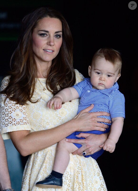 Kate Middleton avec son fils le prince George de Cambridge le 20 avril 2014 au zoo de Taronga, à Sydney.