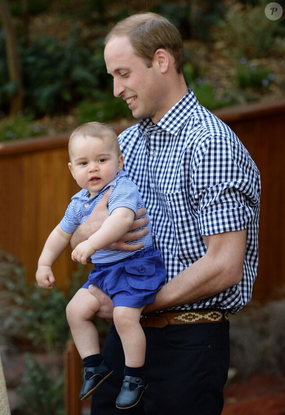 Le prince William avec son fils le prince George de Cambridge le 20 avril 2014 au zoo de Taronga, à Sydney.