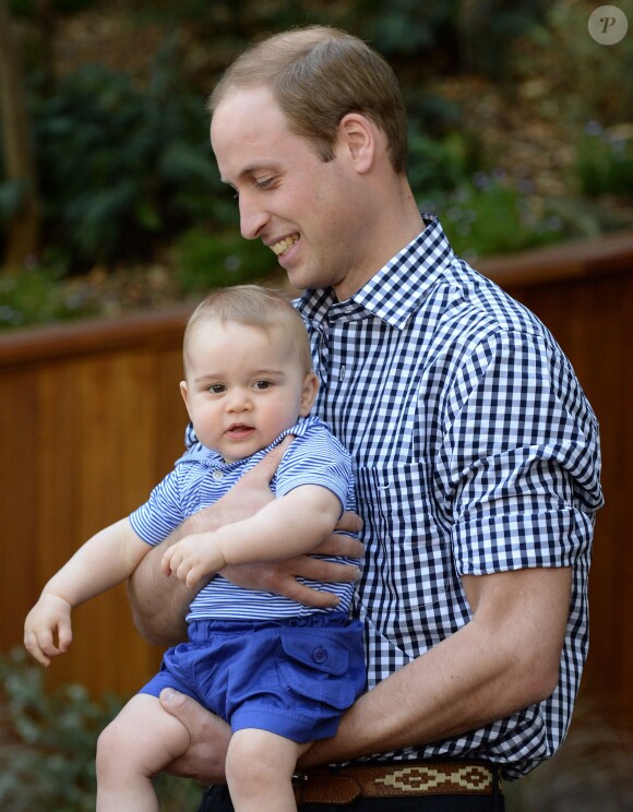 Le prince William avec son fils le prince George de Cambridge le 20 avril 2014 au zoo de Taronga, à Sydney.