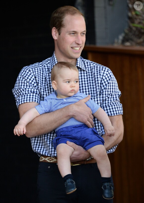 Le prince William avec son fils le prince George de Cambridge le 20 avril 2014 au zoo de Taronga, à Sydney.