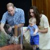 Le duc et la duchesse de Cambridge avec leur fils le prince George le 20 avril 2014 au zoo de Taronga, à Sydney.