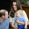 Le duc et la duchesse de Cambridge avec leur fils le prince George le 20 avril 2014 au zoo de Taronga, à Sydney.