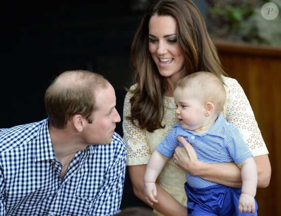 Le duc et la duchesse de Cambridge avec leur fils le prince George le 20 avril 2014 au zoo de Taronga, à Sydney.