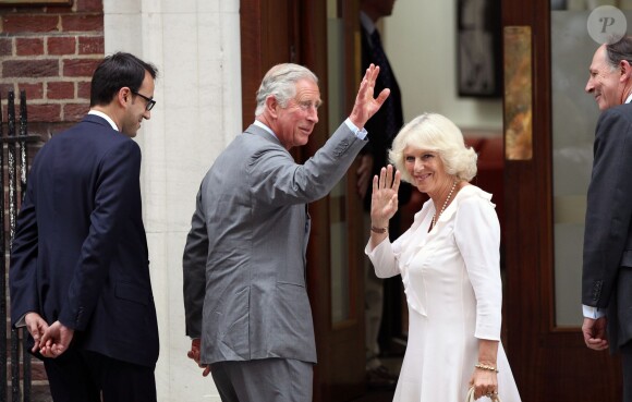 Le prince Charles et Camilla Parker Bowles, duchesse de Cornouailles, à la maternite de l'hopital St Mary le 23 juillet 2013, au lendemain de la naissance du prince George de Cambridge, fils du prince William et de Kate Middleton.