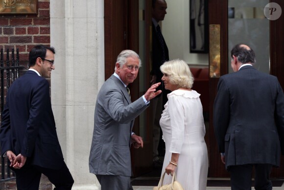 Le prince Charles et Camilla Parker Bowles, duchesse de Cornouailles, à la maternite de l'hopital St Mary le 23 juillet 2013, au lendemain de la naissance du prince George de Cambridge, fils du prince William et de Kate Middleton.