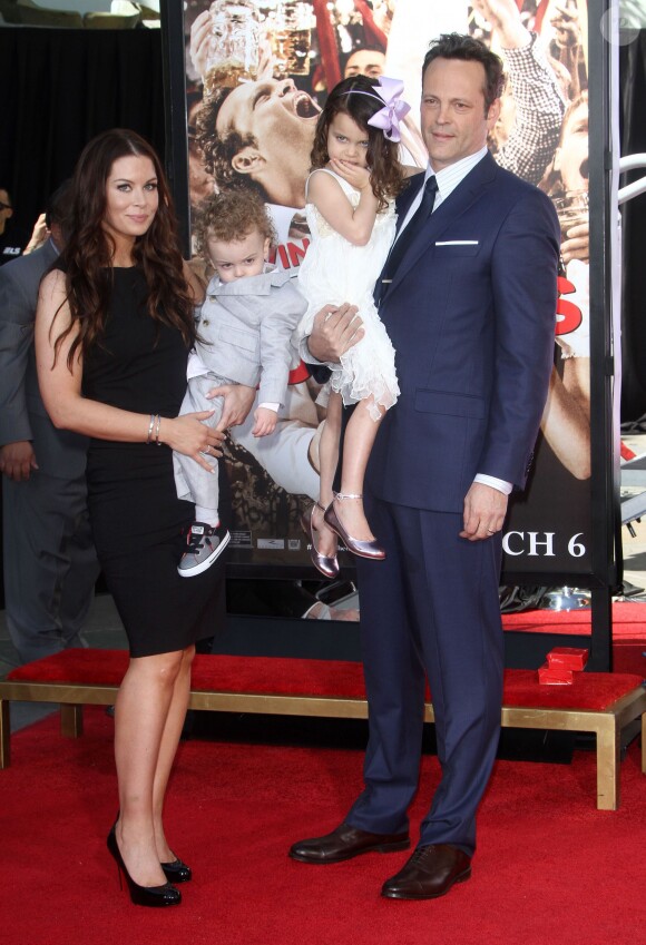 Vince Vaughn avec sa femme Kyla Weber et leurs enfants Vernon Lindsay Vaughn et Lochlyn Kyla Vaughn - Vince Vaughn laisse ses empreintes dans le ciment hollywoodien au TCL Chinese Theater à Hollywood, le 4 mars 2015