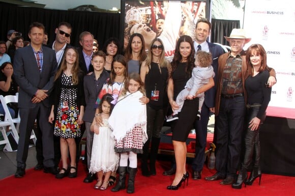 Vince Vaughn en famille - Vince Vaughn laisse ses empreintes dans le ciment hollywoodien au TCL Chinese Theater à Hollywood, le 4 mars 2015 