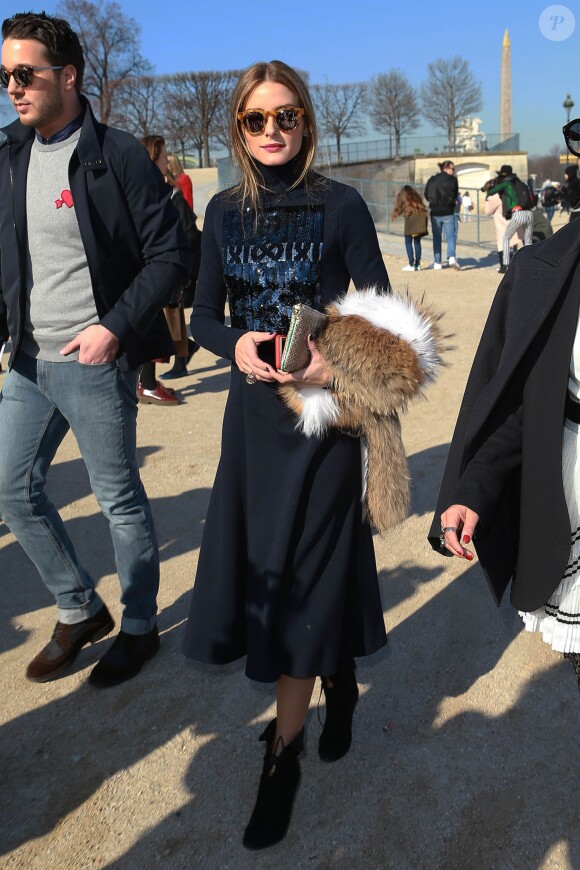 Olivia Palermo arrive à l'Espace Ephémère du jardin des Tuileries pour assister au défilé Carven automne-hiver 2015-2016. Paris, le 5 mars 2015.