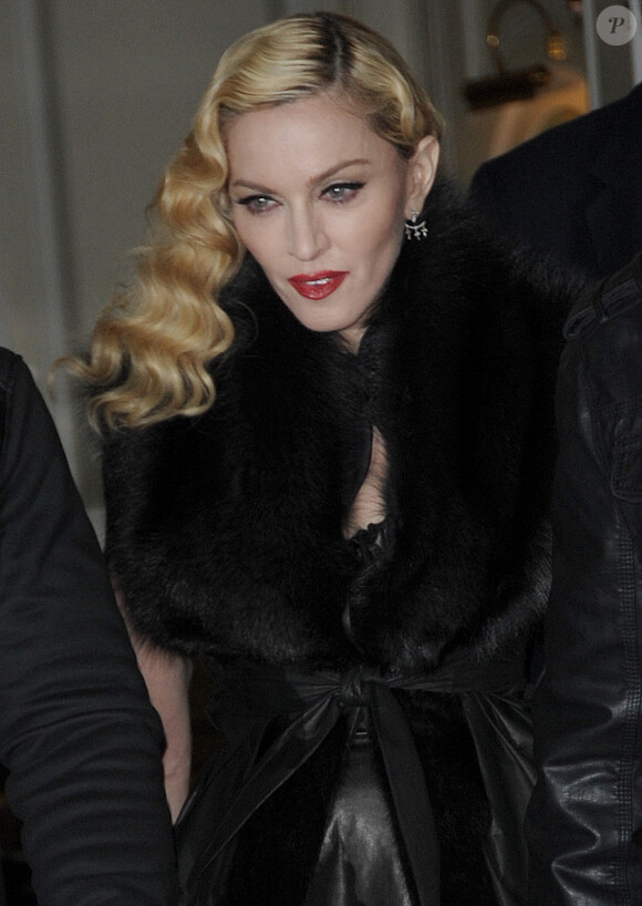 Madonna quitte l'hôtel Meurice à Paris le 2 mars 2015.