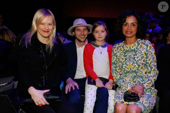 Anna Sherbinina, Grégory Ferrié et sa fille, Laurence Roustandjee - People en front row au défilé de mode "Fatima Lopes", collection prêt-à-porter automne-hiver 2015/2016 à la Tour Eiffel, à Paris. Le 7 mars 2015