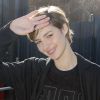 Louise Bourgoin, souriante à son arrivée au Paris Event Center pour assister au défilé Kenzo automne-hiver 2015-2016. Paris, le 8 mars 2015.