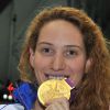 Camille Muffat et sa médaille d'or après sa victoire sur le 400 mètres nage libre aux JO de Londres, le 29 juillet 2012 à Londres