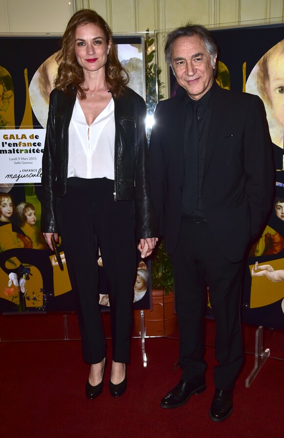 Richard Berry et sa compagne Pascale Louange au Gala de l'enfance maltraitée à la Salle Gaveau à Paris le 9 mars 2015. 