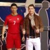 Cristiano Ronaldo ravi du résultat donné à sa sculpture de cire à Madrid le 7 décembre 2013