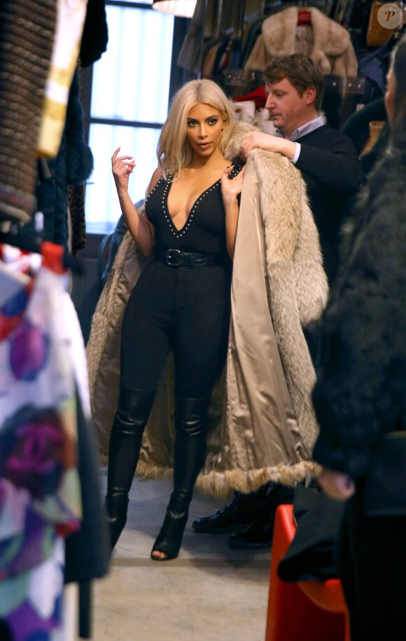 Kim Kardashian en pleine séance shopping à Paris. Le 10 mars 2015.