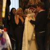 Kim Kardashian en pleine séance shopping à Paris. Le 10 mars 2015.