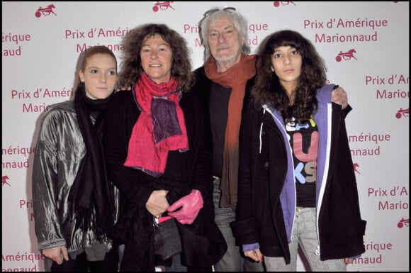 Florence Arthaud et sa fille Marie avec Hugues Aufray et sa petite-fille au Prix d'Amérique Marionnaud, le 25/01/09