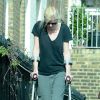 Lara Stone marche avec des béquilles avec une attelle au pied dans la rue dans le nord de Londres, le 12 mars 2015, tout juste séparée de son mari David Walliams.