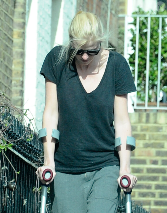 Lara Stone marche avec des béquilles avec une attelle au pied dans la rue dans le nord de Londres, le 12 mars 2015, tout juste séparée de son mari David Walliams.