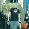 Lara Stone marche avec des béquilles avec une attelle au pied dans la rue dans le nord de Londres, le 12 mars 2015, tout juste séparée de son mari David Walliams.