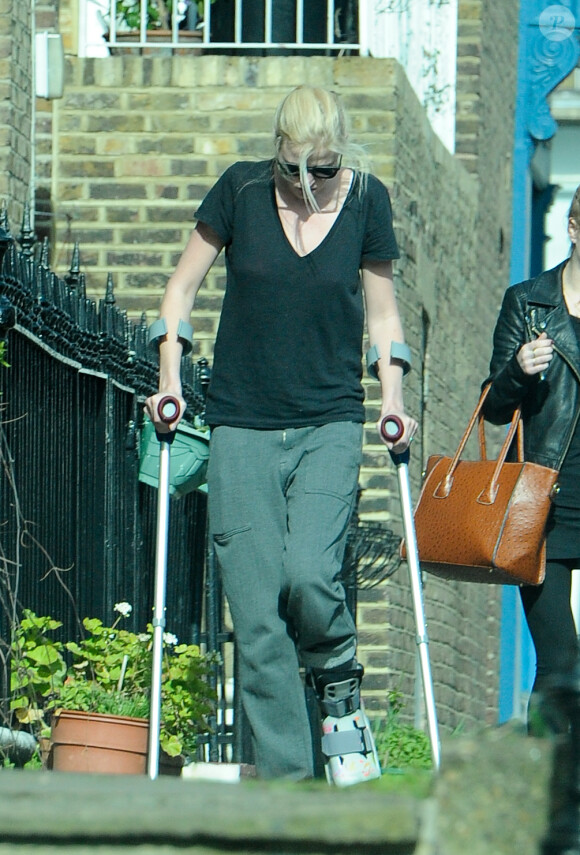 Lara Stone marche avec des béquilles avec une attelle au pied dans la rue dans le nord de Londres, le 12 mars 2015, tout juste séparée de son mari David Walliams.