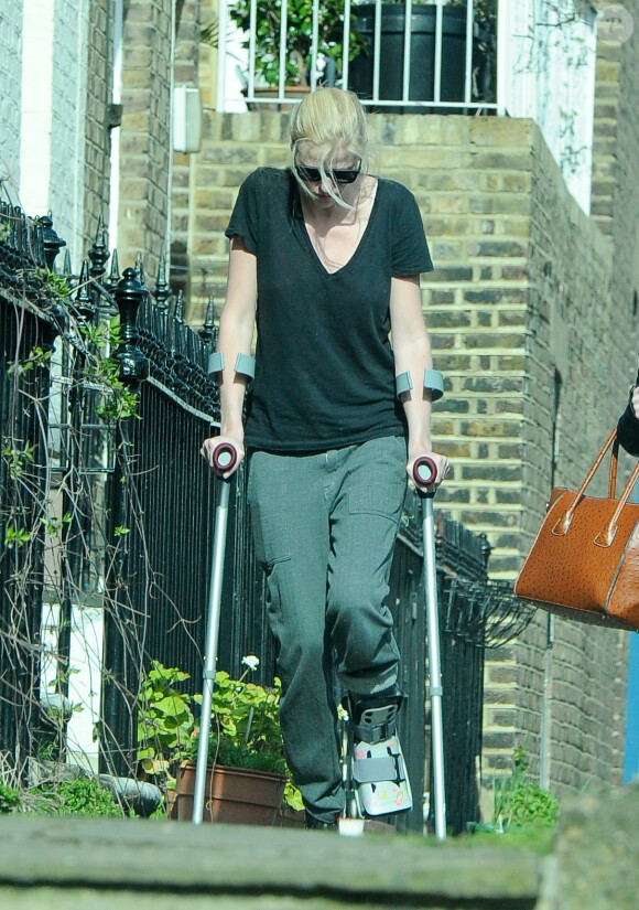 Lara Stone marche avec des béquilles avec une attelle au pied dans la rue dans le nord de Londres, le 12 mars 2015, tout juste séparée de son mari David Walliams.